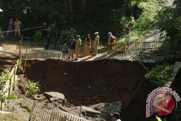 Jalur alternatif Sumedang-Garut amblas akibat pergerakan tanah