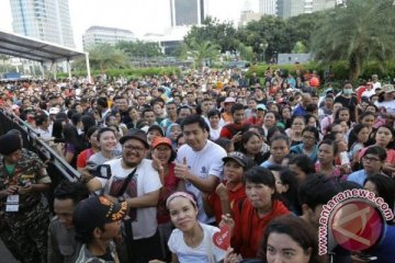 Maruarar berbaur dengan peserta jalan sehat Toba di Monas