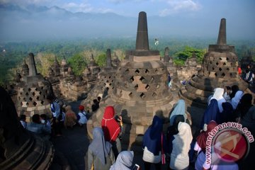 Hujan deras warnai Dharmasanti Waisak di Borobudur