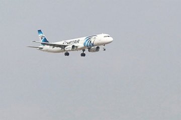 Mesir temukan barang pribadi penumpang, serpihan pesawat jatuh