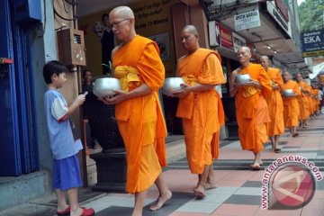 Umat Buddha lakukan pindapata Waisak di Pecinan Magelang