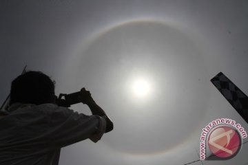 Warga Muara Teweh lihat fenomena halo matahari