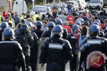 Polisi pisahkan pendukung Inggris dan Rusia di Marseille