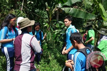 Puluhan siswa belajar keanekaragaman hayati di hulu Sungai Cisadane