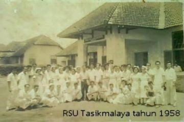 Antara doeloe : Obat mudjarab bernama tempelengan dokter