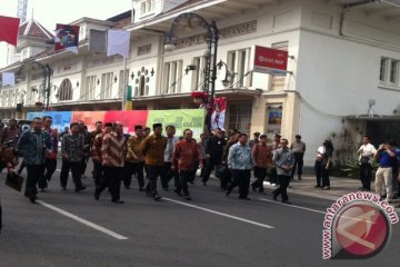 Ketua MPR dan wali kota Bandung jalan kaki menuju Gedung Merdeka   