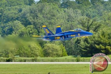 Pesawat terbang aerobatik Blue Angels dan Thunderbirds jatuh