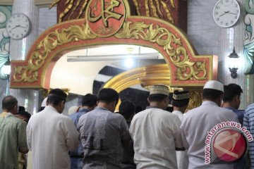 Polisi periksa jamaah tarawih di Masjid Baiturrahman di Mapolrestabes Surabaya