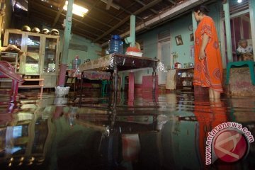 Perahu karet lima BPBD bertahan di Padang