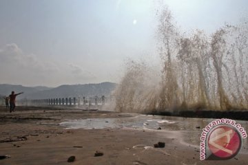 Gelombang pasang terjang pesisir pantai Tulungagung