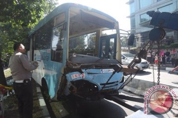 Bus feeder Transjakarta terguling, satu orang luka