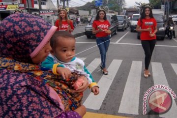 Peragawati Bagi Takjil Di Jalan