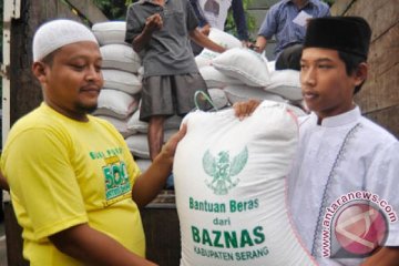 Baznas Bukittinggi salurkan zakat bagi petugas kebersihan