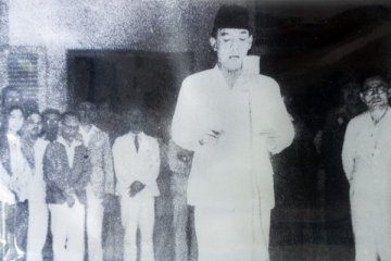 Antara doeloe : "Microphon keramat" 1945 diserahkan ke Presiden Sukarno