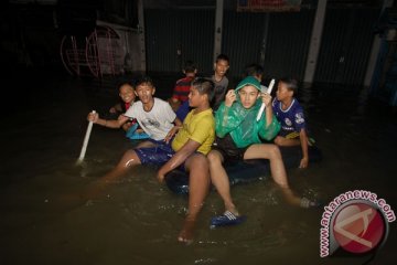 Sejumlah ruas jalan di Padang tergenang banjir