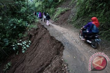 Talut di Banjarnegara longsor timpa bangunan sekolah