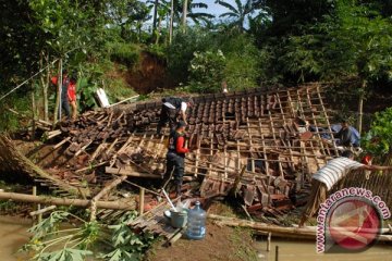 Longsor tutup jalan menuju wisata Geopark Ciletuh