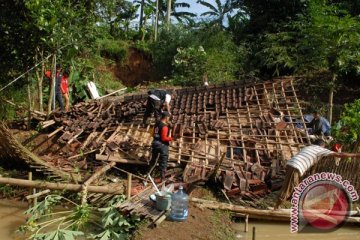 Ruang kelas ambruk tertimpa longsor di Sukabumi