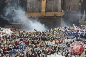 Hampir 20 ribu botol minuman beralkohol di Jakarta dimusnahkan