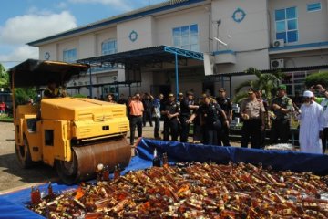 Bea Cukai Jambi musnahkan barang ilegal