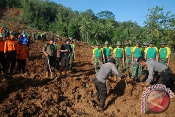 Ribuan korban longsor Singihe diungsikan ke gereja