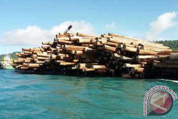 Pelepasan kapal bermuatan kayu log oleh Dinas Kehutanan Maluku
