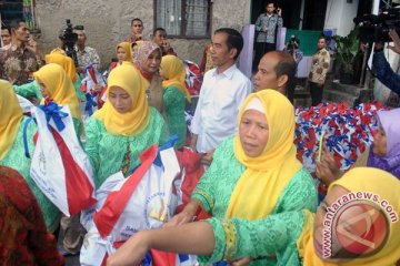 Presiden Jokowi "blusukan" ke Kwitang bagikan ribuan sembako