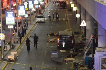 Saksi: pelaku "menembak membabi buta" sebelum ledakkan bandara di Istanbul