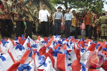 Presiden Jokowi bagikan paket sembako di Serang