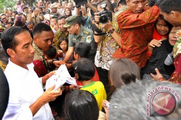 Presiden Jokowi bagikan paket sembako di Serang