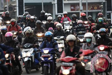 Pemudik sepeda motor melintasi Kota Bogor