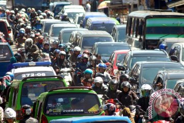 Laju kendaraan di jalur Puncak-Cianjur tersendat