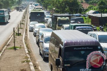 Polisi dorong bus mogok di pantura urai kemacetan