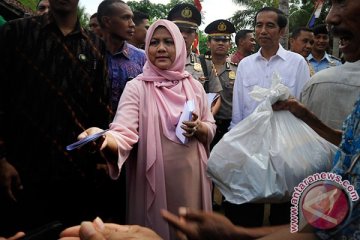 Presiden Jokowi "blusukan" lintasi jembatan gantung di Lebak