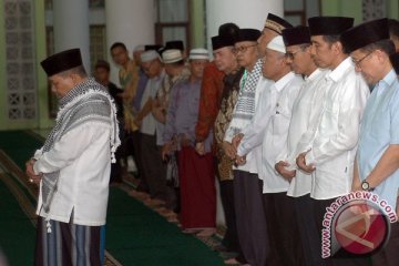 Ribuan orang antusias shalat tarawih bersama Presiden Jokowi di Padang