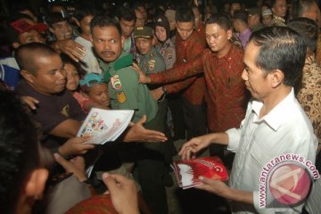 Jokowi bagikan sembako di Padang