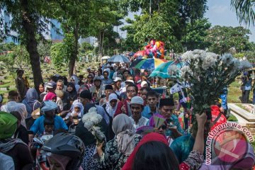 Hari kedua Lebaran TPU Karet-Bivak dipadati peziarah