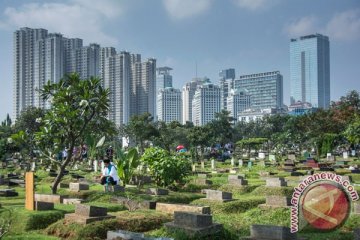 Kendaraan peziarah TPU Karet Bivak Jakarta sebabkan kemacetan