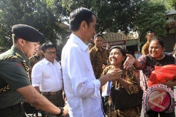 Presiden Jokowi bagikan paket sembako di Solo