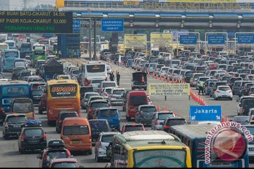 Tol Cikampek macet parah sepanjang 40 km