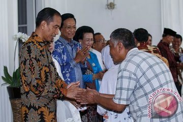 Presiden bagikan sembako di Kampung Badran Yogyakarta
