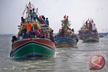 Ribuan orang saksikan prosesi sedekah laut Cilacap