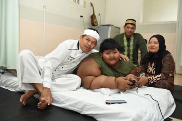 Bupati Purwakarta jenguk anak obesitas Arya di RSHS