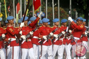 Pergantian pasukan jaga Istana jadi tontonan menarik masyarakat