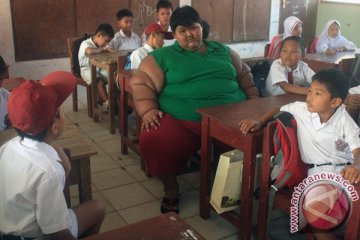 Arya bocah obesitas ekstrem mulai masuk sekolah