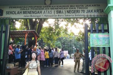 Ramai-ramai mengantar anak ke sekolah