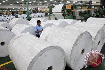 Karyawan pabrik kertas Karawang tergulung mesin