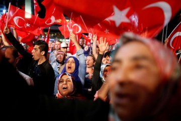 Turki bebaskan 758 tentara, Erdogan cabut gugatan
