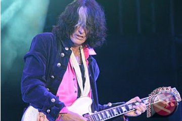 Joe Perry Aerosmith kembali manggung setelah pingsan