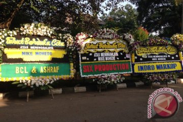 Rumah duka Mike Mohede dipenuhi karangan bunga